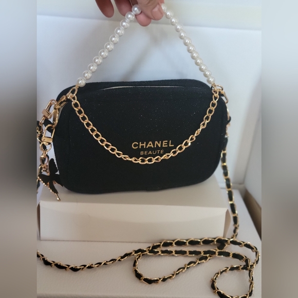 NIB Chanel Pouch Makeup - Picture 1 of 9